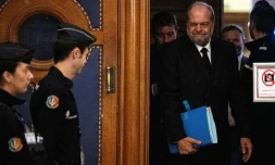 Le garde des Sceaux Eric Dupond-Moretti (d) quitte le palais de justice de Paris, après l'ouverture de son procès pour "prise illégale d'intérêts", le 6 novembre 2023  