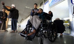 Des rebelles Houthis blessĂ©s attendent Ă l'aĂ©roport de Sanaa (YĂ©men) d'ĂȘtre Ă©vacuĂ©s vers Oman, le 3 dĂ©cembre 2018