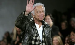 Ralph Laurent salue le public à la fin d'un défilé à New York le 8 février 2008