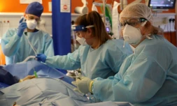 La Dr Jenny Towsend (à d.) s'occupe d'un patient atteint du Covid-19 à l'hôpital King's College de Londres (Royaume-Uni) le 27 janvier 2021.