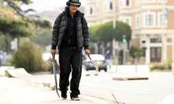 Zion Ricks-Gaines utilise sa canne blanche pour trouver son chemin dans un skate-park de San Francisco, le 6 mai 2022