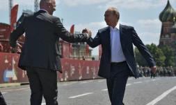 Le président de la Fifa Gianni Infantino (g) serre la main du président russe Vladimir Poutine, le 28 juin 2018 à Moscou 