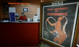 L'entrée du cinéma "Ambasciatori" à Rome, le 26 août 2020, la derniÚre salle qui projette des films porno