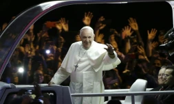 Le pape acclamé par la foule à son arrivée en papamobile au "festival des familles" le 26 septembre 2015 à Philadelphie