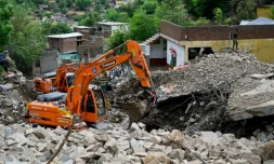 Des secouristes utilisent des pelleteuses pour dégager les décombres des maisons effondrées et rechercher des victimes dans les débris, à Dalori, dans la province montagneuse de Khyber Pakhtunkhwa, le 19 août 2025 au Pakistan
