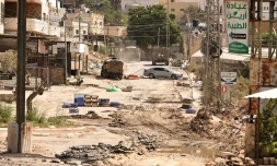 Des véhicules blindés de l'armée israélienne roulent sur une route lors d'un raid dans le camp de réfugiés palestiniens d'al-Faraa, près de la ville de Toubas, en Cisjordanie occupée, le 28 août 2024