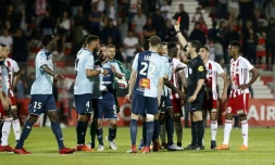 L'arbitre donne un carton rouge au Havrais Jean-Philippe Mateta, lors du match contre Ajaccio le 20 mai 2018