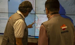 Des employés de la compagnie pétrolière espagnole Repsol montrent sur une carte les zones polluées par une marée noire, le 3 février 2022 au Pérou