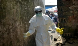Un membre de la Croix-Rouge, en combinaison de protection, lors de l'épidémie du virus Ebola, le 5 janvier 2015 à Monrovia, au Liberia