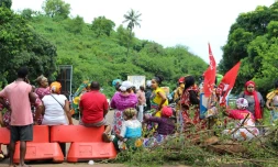 Des manifestants bloquent une route près de Koungou pour protester contre l'insécurité et le manque de développement de Mayotte, le 9 mars 2018