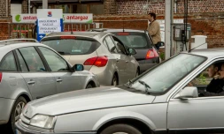 Des automobilistes font la queue dans une station-service d'Hazebrouck, dans le nord de la France, le 22 mai 2016