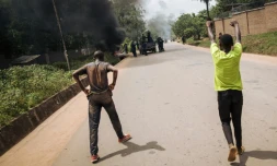 Face à face entre manifestants hostiles au report des élections présidentielle, législatives et provinciales à Beni et policiers près du siège de la commission électorale, le 27 décembre 2018 à Beni, dans l'est de la RD Congo