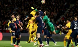 La défense du PSG en difficulté sur un ballon aérien contre le Fc Barcelone au Parc des Princes, le 10 avril 2024