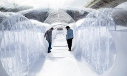 Deux hommes marchent dans un tunnel de plastique destiné à isoler les patients du covid le 16 février 2021 à Bogota
