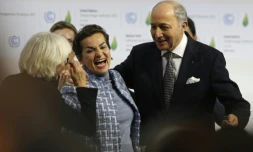 Laurence Tubiana (g), Christiana Figueres et Laurent Fabius célèbrent l'adoption de l'accord sur le climat, au Bourget, le 12 décembre 2015