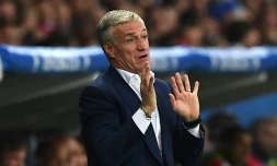 Le sélectionneur de l'équipe de France Didier Deschamps suit le match de l'Euro face à la Suisse au stade Pierre-Mauroy, le 19 juin 2016