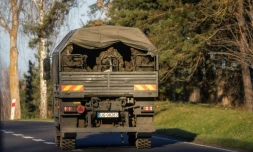 Un camion de militaires polonais en route vers la frontières bélarusse près de Sokolka, le 11 novembre 2021
