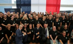 Le président français Emmanuel Macron pose avec les employers de l'usine Vorwerk, qui produit les appareils Thermomix, dans le cadre des "Choose France Days", à Donnemain-Saint-MamÚs (Eure-et-Loir), le 29 mai 2026