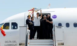 Le capitaine de la sélection espagnole Alvaro Morata brandit le trophée de l'Euro, lors de l'arrivée de la Roja, à Madrid, le 15 juillet 2024