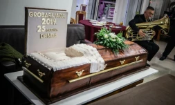 Un musicien joue à cÎté d'un gùteau en forme de cercueil au "bal des croque-morts", le 2 novembre 2019 à Pozarevac, en Serbie