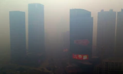 Des gratte-ciel pris dans la pollution atmosphérique le 8 novembre 2015 à Shenyang, en Chine