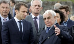 Alors candidat à l'élection présidentielle, Emmanuel Macron ici en compagnie d'un des survivants Robert Hebras (d), s'était rendu à Oradour-sur-Glane le 28 avril 2017