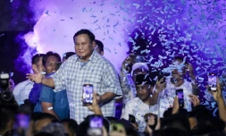 Le ministre de la Défense indonésien Prabowo Subianto lors d'un rassemblement avec ses partisans aprÚs la présidentielle dont il s'est proclamé vainqueur le 14 février 2024