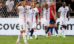 Le milieu de terrain du PSG Ander Herrera (à gauche) lors du match du Trophée des Champions contre Lille le 1er août 2021 au Bloomfield Stadium de Tel Aviv (Israël).