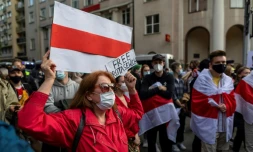 Des Bélarusses participent à une manifestation devant le bureau de la Commission européenne à Varsovie en Pologne le 24 mai 2021