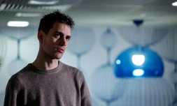 Le fondateur et dirigeant de la start-up française d'intelligence artificielle Mistral AI, Arthur Mensch, pendant une visite à l'agence France Travail à Paris le 4 février 2025