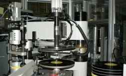 Une machine pour fabriquer des disques vinyles dans une usine Sony à Yoshida, sur une photo fournie par la compagnie le 28 juin 2017