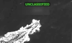 Capture d'écran d'une vidéo postée sur X par le ministre américain de la Défense Pete Hegseth le 6 novembre 2025 montrant selon lui une frappe aérienne sur un bateau accusé de narcotrafic