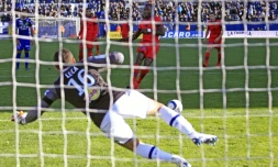L'attaquant du Gazélec Ajaccio Jacques Zoua marque sur penalty lors du match de Ligue 1 à Bastia, au stade Armand-Cesari, le 22 novembre 2015