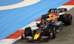 Le pilote néerlandais Max Verstappen au volant de la Red Bull RB 18 lors de la seconde séance d'essais du GP de Bahrein sur le circuit de Sakhir le 18 mars 2022 à Bahrein