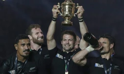 Le capitaine Richie McCaw brandit la Coupe Webb-Ellis aprÚs la victoire des Néo-Zélandais en finale du Mondial face à l'Australie, le 31 octobre 2015 à Twickenham