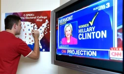 Premiers résultats de la présidentielle américaine inscrits sur une carte le 8 novembre 2016 à Coconut en Floride