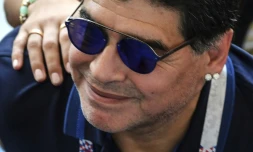 Diego Maradona suit le match de l'Argentine face à la France en 8e de finale du Mondial, le 30 juin 2018 à Kazan