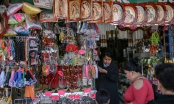 Une femme vend des images religieuses près de la basilique de Guadalupe, à Mexico le 20 mars 2020