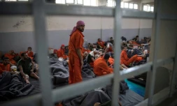 Des jihadistes présumés du groupe Etat islamique (EI) détenus dans une prison kurde du nord-est de la Syrie, le 26 octobre 2019 dans la province de Hassaké