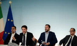 Le ministre italien du travail Luigi Di Maio, Le président du Conseil Giuseppe Conte, Le vice-premier ministre et ministre de l'Intérieur Matteo Salvini et le ministre de l'Economie et des finances Giovanni Tria à Rome le 15 octobre 2018