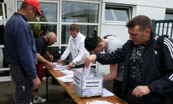 Un salarié de l'usine Smart de Hambach (Moselle) vote lors référendum d'entreprise consultatif, le 28 juin 2016