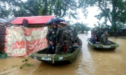 Des soldats évacuent des habitants d'une une zone inondée, le 18 juin 2022 à Silhet, au Bangladesh