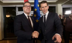 Le conservateur Sebastian Kurz (g), futur chancelier, et Heinz-Christian Strache, du FPÖ (extrême droite), futur vice-chancelier, lors d'une conférence de presse, le 16 décembre 2017 à Vienne