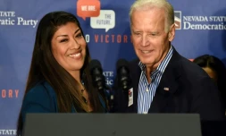 L'ancien vice-président américain Joe Biden et l'ex-élue démocrate de l'Assemblée du Nevada Lucy Flores en 2014, alors qu'elle était en campagne pour le poste de gouverneure adjointe de cet Etat