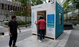 Une cabine pour fumeurs, créée par Southern Globe Corporation (SGC), peut accueillir jusqu'à dix personnes, photo prise le 22 mai 2019 à Singapour