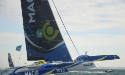 Le skipper du Maxi Macif, François Gabart, au large de Saint-Malo aprÚs le départ de la Route du Rhum, le 4 novembre 2018