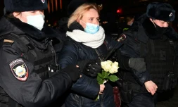 Une femme arrĂȘtĂ©e par la police de Moscou aprĂšs avoir manifestĂ© contre l'intervention militaire en Ukraine, le 24 fĂ©vrier 2022