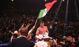 Le Mexicain Saul "Canelo" Alvarez célèbre sa victoire sur l'Américain Caleb Plant, le 6 novembre 2021 à Las Vegas