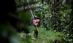 Un indigÚne du village de Bameno, sur les rives de la riviÚre Cononaco, en Amazonie (nord-est de l'Equateur), dans la réserve naturelle de Yasuni, le 29 juillet 2023. Ces villageois s'opposent à l'exploitation pétroliÚre par l'entreprise publique Petroecuador dans cette réserve unique de biodiversité.