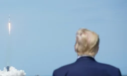 Le président américain Doanld Trump assiste au lancement de la fusée SpaceX depuis le Centre spatial Kennedy, le 30 mai 2020 en Floride